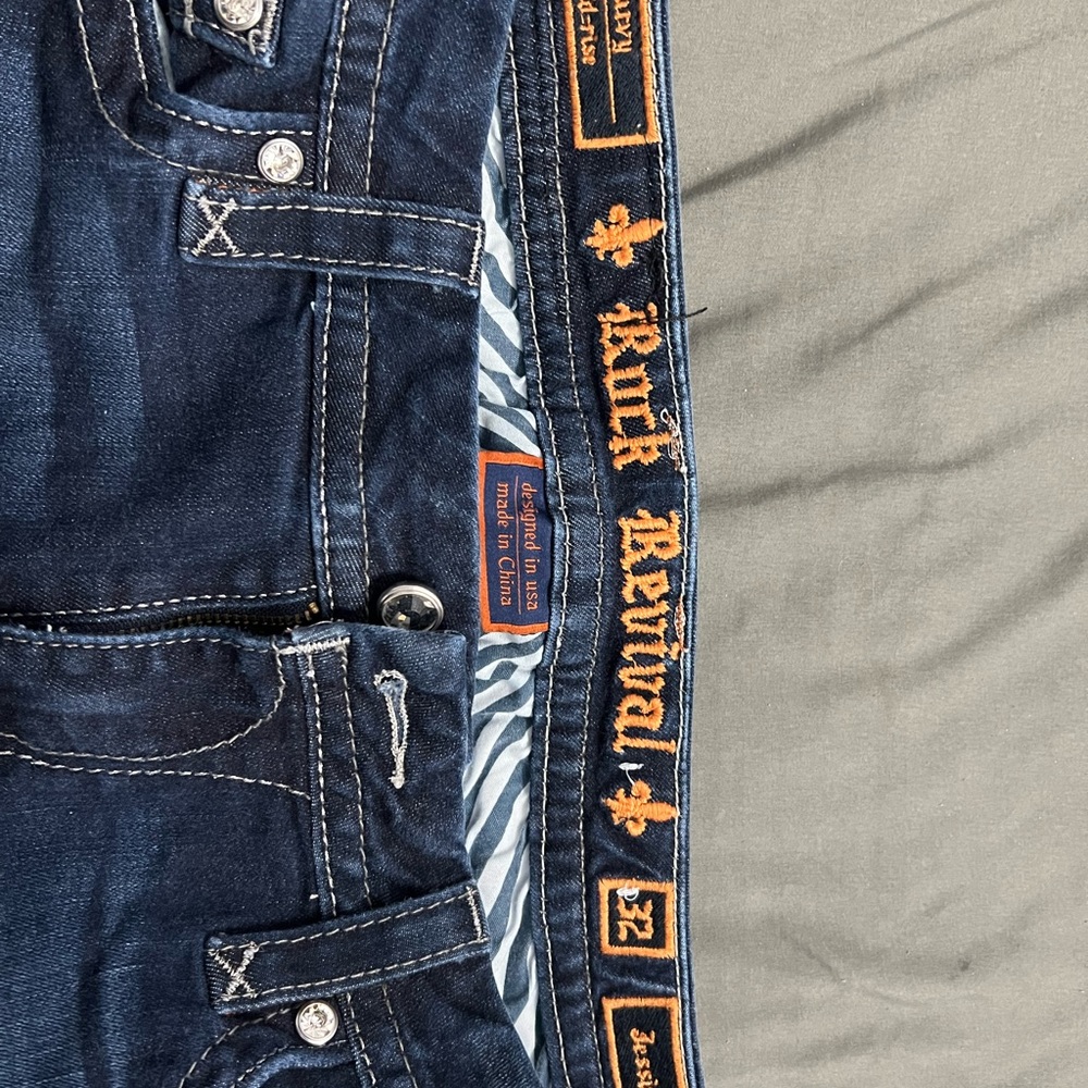 Rock revival, mid rise, curvy jeans. Sz32